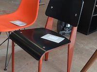 2 design stoelen panton chairs vitra uit polypropyleen in soft mint en bordeaux, oranje eames plastic chair vitra met zwart gepoedercoat draadonderstel met kruisschoren, zwarte kunststof standard vitra stoel met stalen onderstel ontworpen door jean prouve - afbeelding 5 van  13