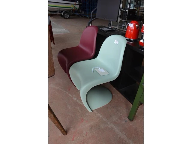 2 design stoelen panton chairs vitra uit polypropyleen in soft mint en bordeaux, oranje eames plastic chair vitra met zwart gepoedercoat draadonderstel met kruisschoren, zwarte kunststof standard vitra stoel met stalen onderstel ontworpen door jean prouve - afbeelding 1 van  13