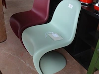 2 design stoelen panton chairs vitra uit polypropyleen in soft mint en bordeaux, oranje eames plastic chair vitra met zwart gepoedercoat draadonderstel met kruisschoren, zwarte kunststof standard vitra stoel met stalen onderstel ontworpen door jean prouve
