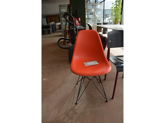 2 design stoelen panton chairs vitra uit polypropyleen in soft mint en bordeaux, oranje eames plastic chair vitra met zwart gepoedercoat draadonderstel met kruisschoren, zwarte kunststof standard vitra stoel met stalen onderstel ontworpen door jean prouve - afbeelding 7 van  13
