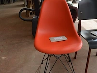 2 design stoelen panton chairs vitra uit polypropyleen in soft mint en bordeaux, oranje eames plastic chair vitra met zwart gepoedercoat draadonderstel met kruisschoren, zwarte kunststof standard vitra stoel met stalen onderstel ontworpen door jean prouve - afbeelding 7 van  13