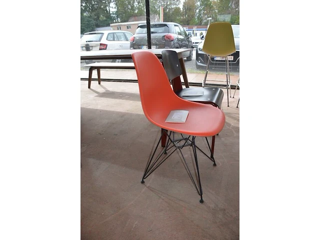 2 design stoelen panton chairs vitra uit polypropyleen in soft mint en bordeaux, oranje eames plastic chair vitra met zwart gepoedercoat draadonderstel met kruisschoren, zwarte kunststof standard vitra stoel met stalen onderstel ontworpen door jean prouve - afbeelding 8 van  13