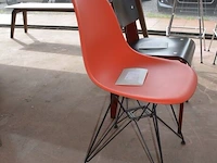 2 design stoelen panton chairs vitra uit polypropyleen in soft mint en bordeaux, oranje eames plastic chair vitra met zwart gepoedercoat draadonderstel met kruisschoren, zwarte kunststof standard vitra stoel met stalen onderstel ontworpen door jean prouve - afbeelding 8 van  13