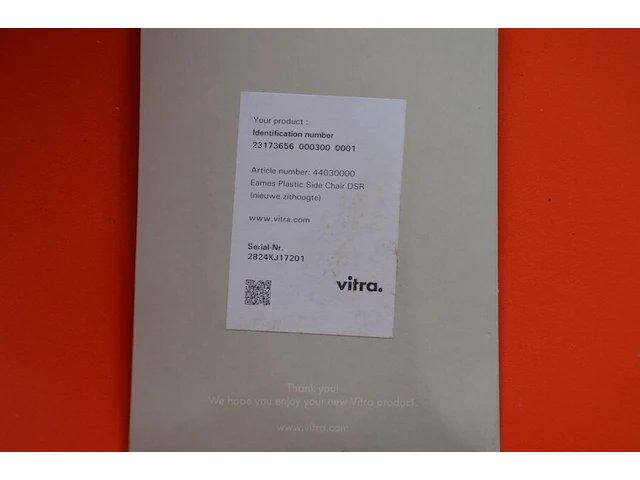 2 design stoelen panton chairs vitra uit polypropyleen in soft mint en bordeaux, oranje eames plastic chair vitra met zwart gepoedercoat draadonderstel met kruisschoren, zwarte kunststof standard vitra stoel met stalen onderstel ontworpen door jean prouve - afbeelding 9 van  13