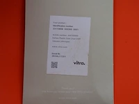 2 design stoelen panton chairs vitra uit polypropyleen in soft mint en bordeaux, oranje eames plastic chair vitra met zwart gepoedercoat draadonderstel met kruisschoren, zwarte kunststof standard vitra stoel met stalen onderstel ontworpen door jean prouve - afbeelding 9 van  13