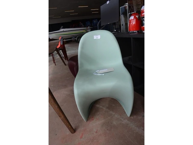 2 design stoelen panton chairs vitra uit polypropyleen in soft mint en bordeaux, oranje eames plastic chair vitra met zwart gepoedercoat draadonderstel met kruisschoren, zwarte kunststof standard vitra stoel met stalen onderstel ontworpen door jean prouve - afbeelding 10 van  13