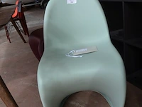 2 design stoelen panton chairs vitra uit polypropyleen in soft mint en bordeaux, oranje eames plastic chair vitra met zwart gepoedercoat draadonderstel met kruisschoren, zwarte kunststof standard vitra stoel met stalen onderstel ontworpen door jean prouve - afbeelding 10 van  13