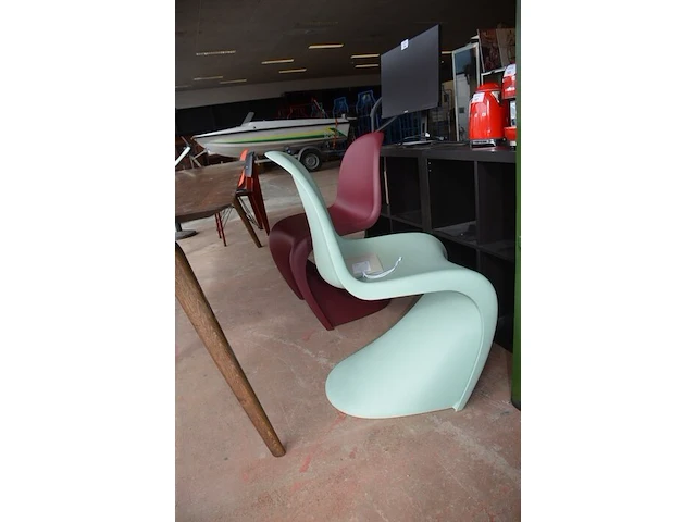 2 design stoelen panton chairs vitra uit polypropyleen in soft mint en bordeaux, oranje eames plastic chair vitra met zwart gepoedercoat draadonderstel met kruisschoren, zwarte kunststof standard vitra stoel met stalen onderstel ontworpen door jean prouve - afbeelding 11 van  13