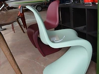 2 design stoelen panton chairs vitra uit polypropyleen in soft mint en bordeaux, oranje eames plastic chair vitra met zwart gepoedercoat draadonderstel met kruisschoren, zwarte kunststof standard vitra stoel met stalen onderstel ontworpen door jean prouve - afbeelding 11 van  13