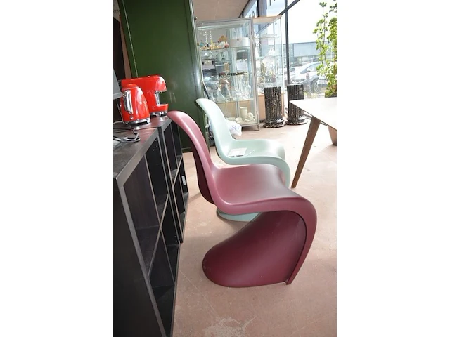 2 design stoelen panton chairs vitra uit polypropyleen in soft mint en bordeaux, oranje eames plastic chair vitra met zwart gepoedercoat draadonderstel met kruisschoren, zwarte kunststof standard vitra stoel met stalen onderstel ontworpen door jean prouve - afbeelding 13 van  13