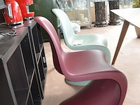 2 design stoelen panton chairs vitra uit polypropyleen in soft mint en bordeaux, oranje eames plastic chair vitra met zwart gepoedercoat draadonderstel met kruisschoren, zwarte kunststof standard vitra stoel met stalen onderstel ontworpen door jean prouve - afbeelding 13 van  13