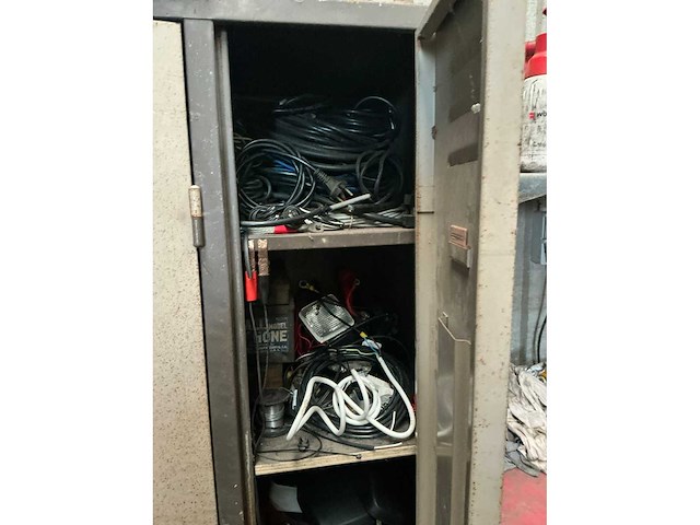 2 deurs lockerkast met inhoud - afbeelding 2 van  6