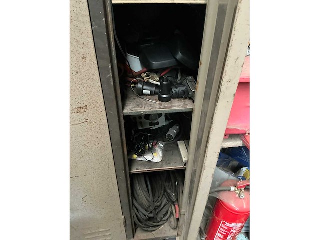 2 deurs lockerkast met inhoud - afbeelding 3 van  6