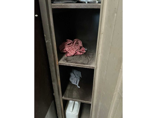 2 deurs lockerkast met inhoud - afbeelding 5 van  6