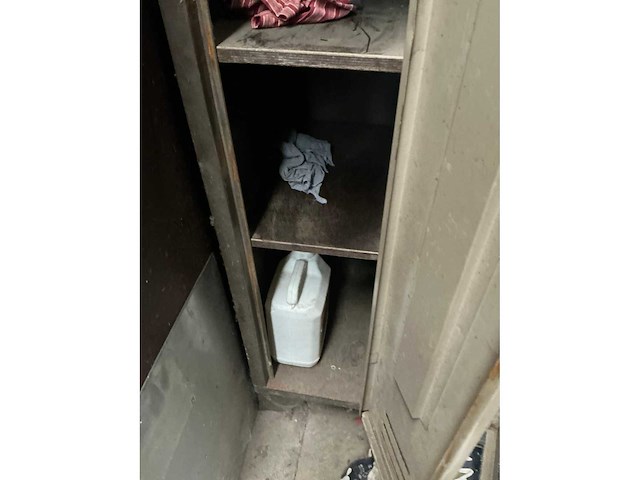 2 deurs lockerkast met inhoud - afbeelding 6 van  6