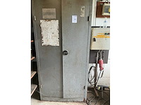 2-deurs metalen kast met inhoud - afbeelding 1 van  3
