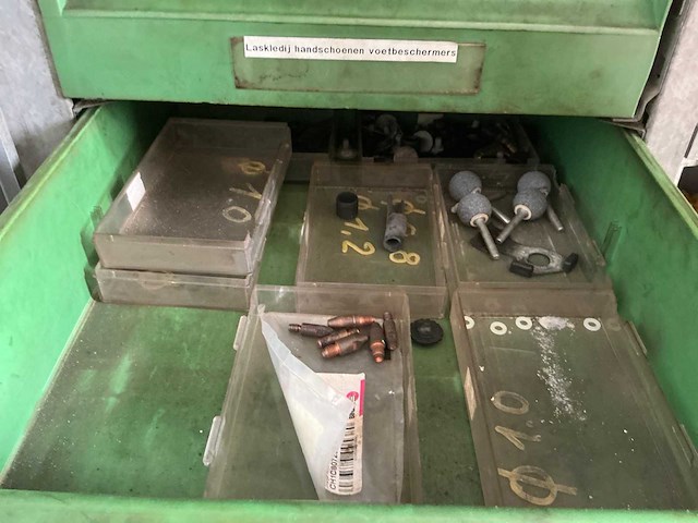 2-deurs metalen kast met inhoud - afbeelding 3 van  3