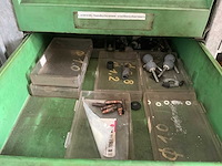 2-deurs metalen kast met inhoud - afbeelding 3 van  3