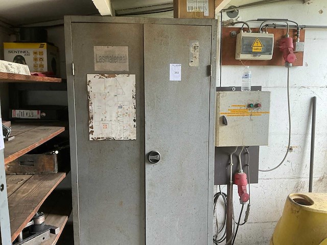 2-deurs metalen kast met inhoud - afbeelding 1 van  8
