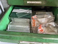 2-deurs metalen kast met inhoud - afbeelding 5 van  8