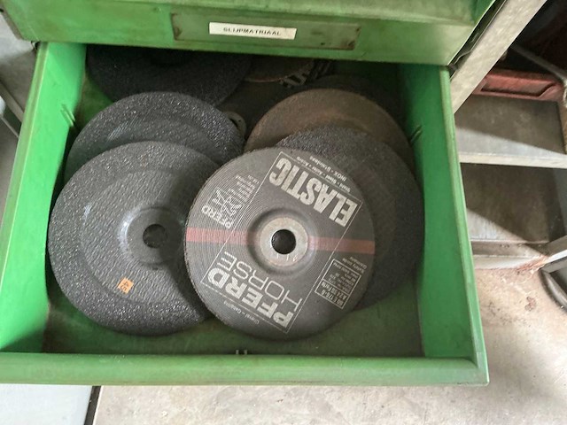 2-deurs metalen kast met inhoud - afbeelding 7 van  8