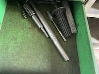 2-deurs metalen kast met inhoud - afbeelding 8 van  8