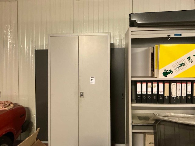 2-deurs metalen kast met inhoud - afbeelding 1 van  5