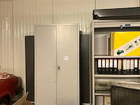 2-deurs metalen kast met inhoud - afbeelding 1 van  5