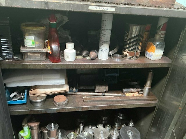 2-deurs metalen werkplaatskast met inhoud - afbeelding 4 van  4
