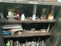 2-deurs metalen werkplaatskast met inhoud - afbeelding 4 van  4