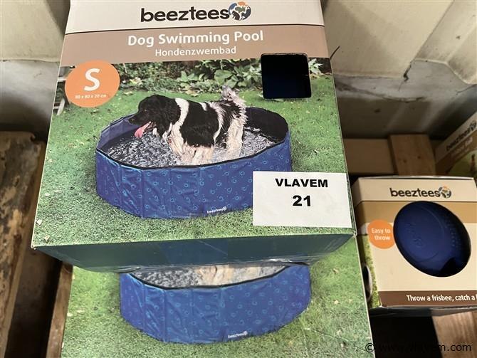 Div. goederen: wo. grote partij huisdieren toebehoren, verf, promomateriaal, drinktassen, zwembaden, kabouterstekers enz.