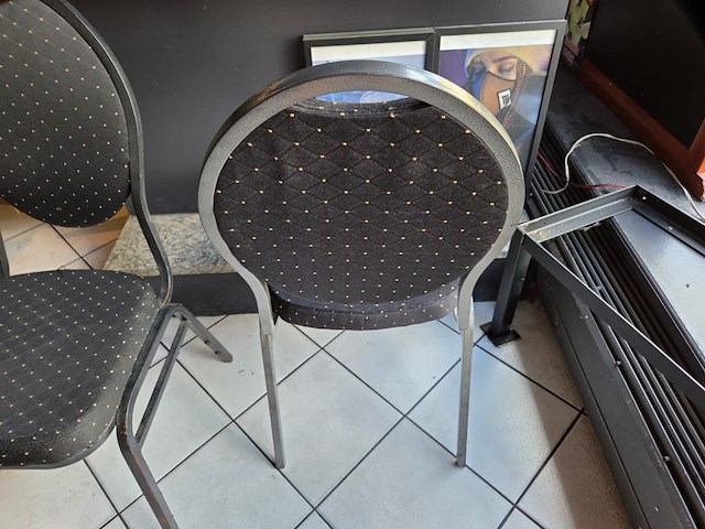 2 div tafels met div stoelen - afbeelding 2 van  10