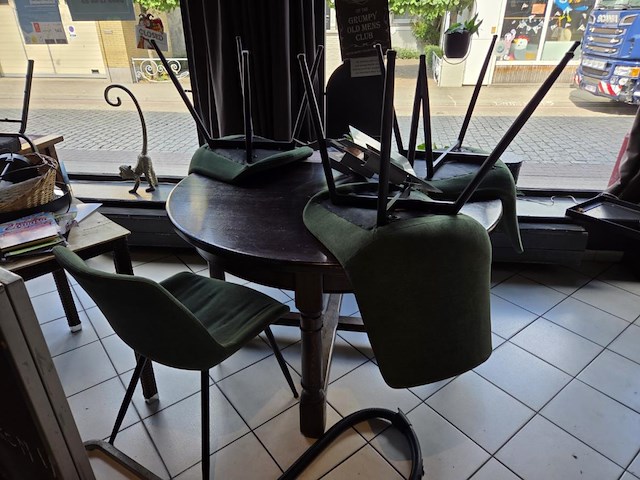 2 div tafels met div stoelen - afbeelding 1 van  10