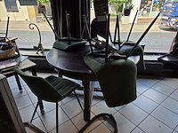 2 div tafels met div stoelen - afbeelding 1 van  10