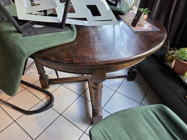 2 div tafels met div stoelen - afbeelding 3 van  10