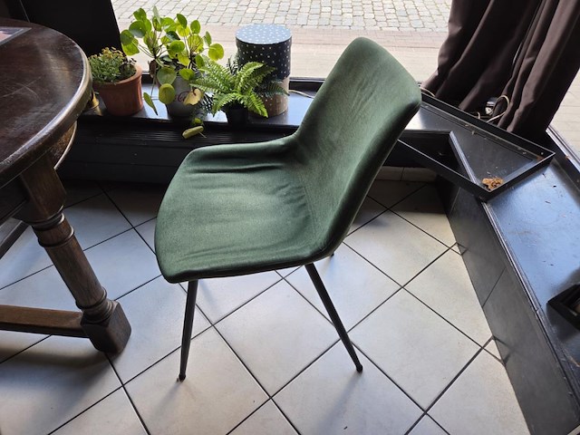 2 div tafels met div stoelen - afbeelding 4 van  10