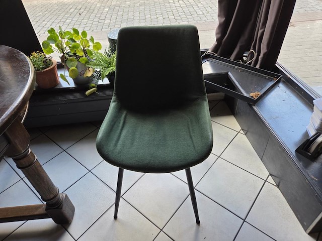 2 div tafels met div stoelen - afbeelding 5 van  10