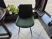 2 div tafels met div stoelen - afbeelding 5 van  10