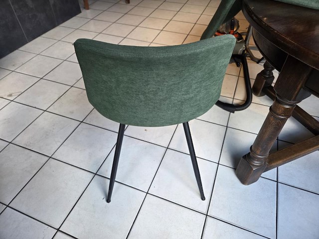 2 div tafels met div stoelen - afbeelding 6 van  10