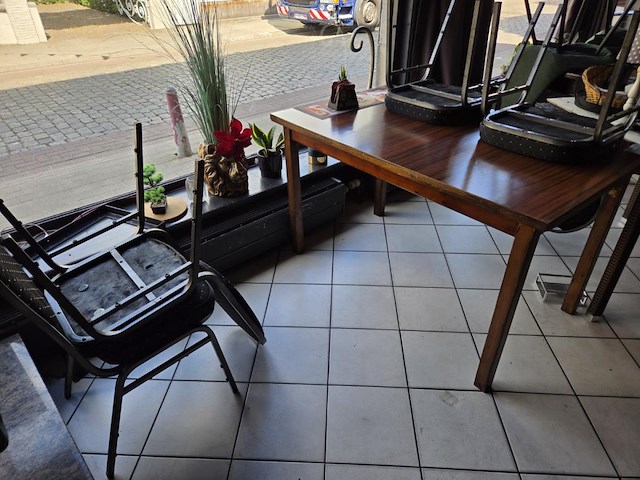 2 div tafels met div stoelen - afbeelding 7 van  10