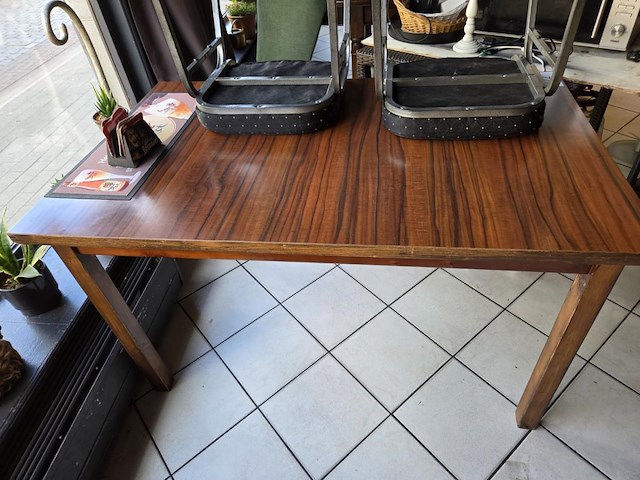 2 div tafels met div stoelen - afbeelding 8 van  10