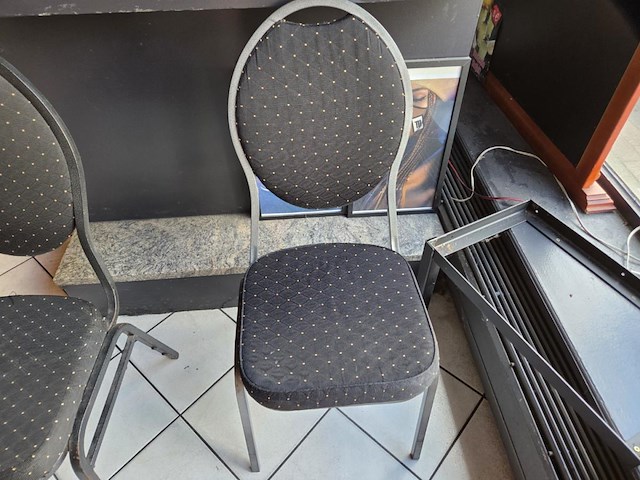 2 div tafels met div stoelen - afbeelding 9 van  10