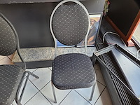 2 div tafels met div stoelen - afbeelding 9 van  10