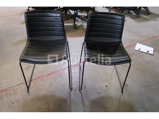 2 diverse arper catifa ontwerpstoelen - afbeelding 3 van  5