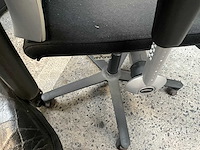 2 diverse bureaustoelen waaronder ahrend - afbeelding 2 van  10