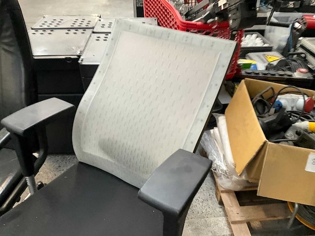 2 diverse bureaustoelen waaronder ahrend - afbeelding 10 van  10