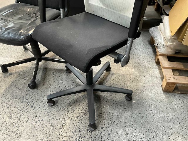 2 diverse bureaustoelen waaronder ahrend - afbeelding 8 van  10