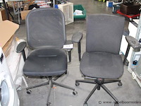 2 diverse bureaustoelen - afbeelding 1 van  1