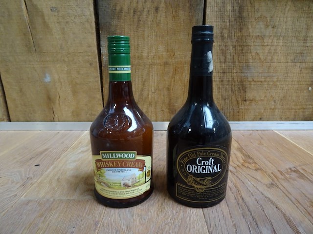 2 diverse flessen alcoholische drank - afbeelding 1 van  3