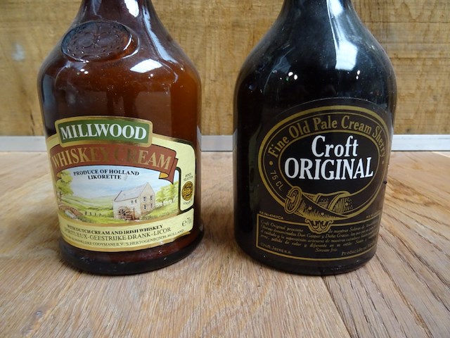 2 diverse flessen alcoholische drank - afbeelding 2 van  3